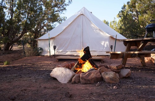 Hildale Alquiler De RV | Luxury King size tent with valley views at Zion View Camping!