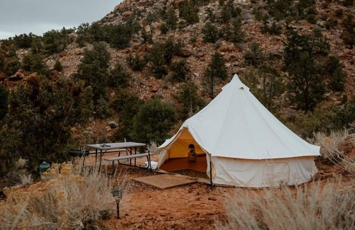 Hildale Alquiler De RV | Luxury King size tent with valley views at Zion View Camping!