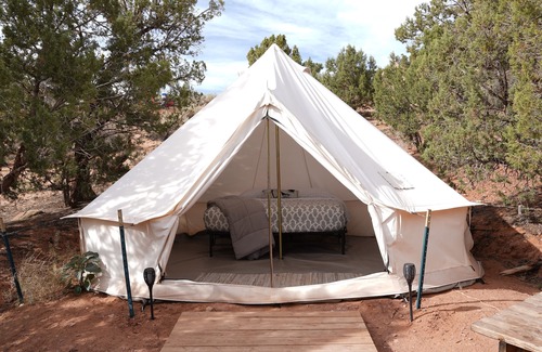 Hildale Alquiler De RV | Luxury King size tent with valley views at Zion View Camping!