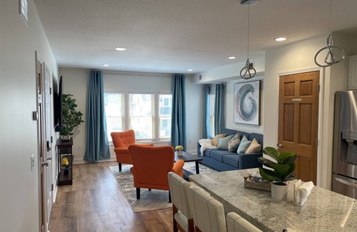 Kutzky Park Apartamento | Luxury King Suite—Steps from Mayo Clinic Hospital