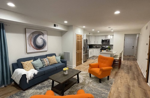 Kutzky Park Apartamento | Luxury King Suite—Steps from Mayo Clinic Hospital