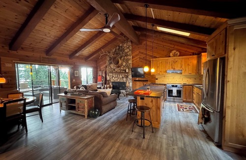Lake Almanor Country Club Apartamento | Luxury Lake Almanor Cabin Covered Deck & Views