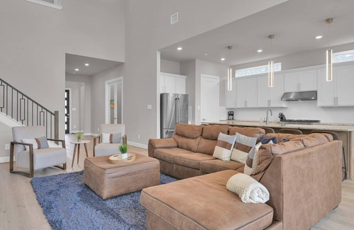 French Quarter Casa | Luxury Lake Conroe Stay: 5 Bedrooms, Private Dock, Balconies & Stunning Canal Views! Festival Nearby