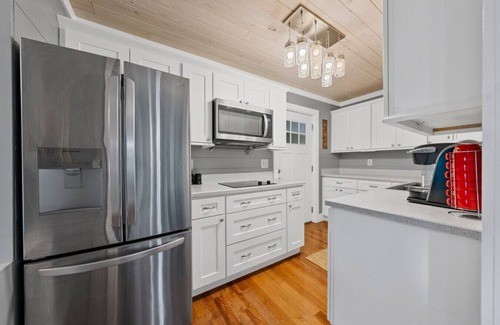 Scottsville Casa | Luxury lake nest, private docks, hot tub, game and kid room, year round Lakeview