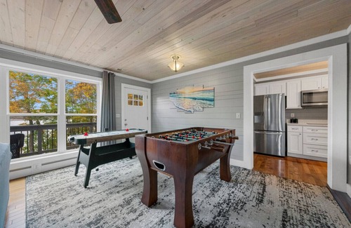 Scottsville Casa | Luxury lake nest, private docks, hot tub, game and kid room, year round Lakeview