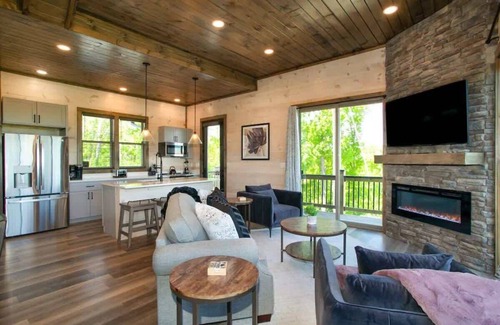 Sevierville Cabina | Mountain Waters - Pool, Theater & Views!