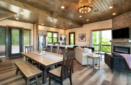 Sevierville Cabina | Mountain Waters - Pool, Theater & Views!