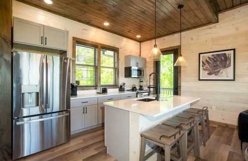 Sevierville Cabina | Mountain Waters - Pool, Theater & Views!