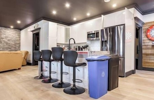 Halifax County Apartamento | Luxury Lakefront Suite - Hot Tub & Amenities!