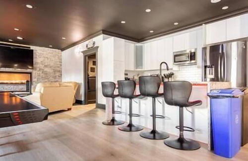 Halifax County Apartamento | Luxury Lakefront Suite - Hot Tub & Amenities!