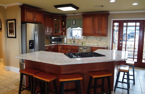 Gilbert Cabaña | Luxury Lakefront 4br: Jacuzzi, Game Room & Wi-fi
