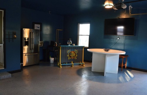 Gilbert Cabaña | Luxury Lakefront 4br: Jacuzzi, Game Room & Wi-fi