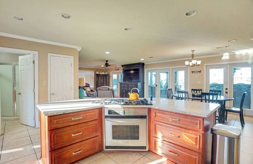 Gilbert Cabaña | Luxury Lakefront 4br: Jacuzzi, Game Room & Wi-fi