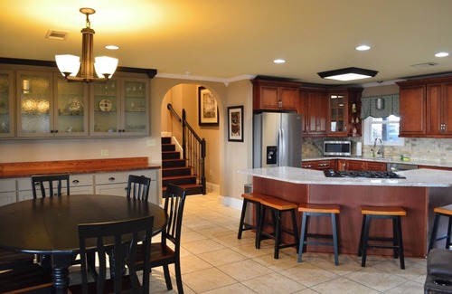 Gilbert Cabaña | Luxury Lakefront 4br: Jacuzzi, Game Room & Wi-fi
