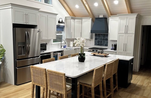 Cedar Cliff Casa | Luxury Lakefront Chatuge, 5 Beds 3 Bath, 2 Kitchens, Free WiFi, Sleeps 12 & Dock