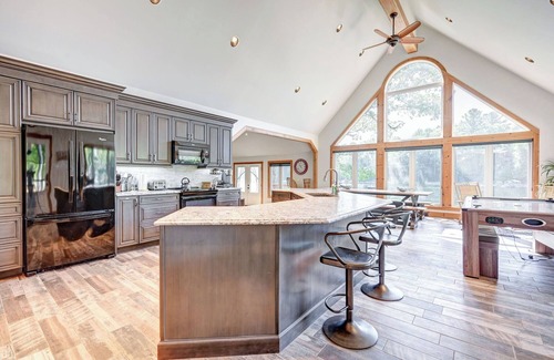 Trent Lakes Cabaña | Luxury Lakefront Cottage Retreat | Hot Tub Sauna Sleeps 18