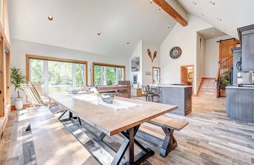 Trent Lakes Cabaña | Luxury Lakefront Cottage Retreat | Hot Tub Sauna Sleeps 18