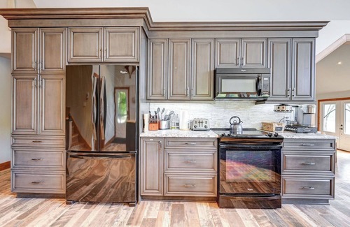 Trent Lakes Cabaña | Luxury Lakefront Cottage Retreat | Hot Tub Sauna Sleeps 18