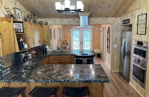Tweed Cabaña | Luxury Lakefront Escape The Rock Cottage