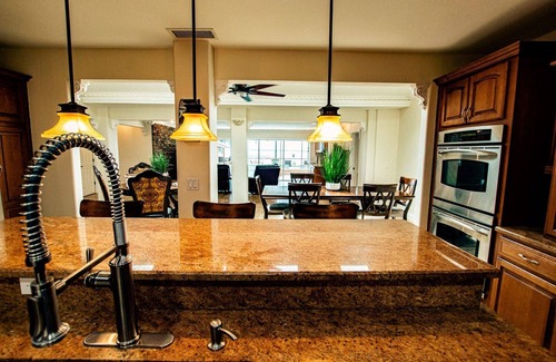 Lake Hamilton Casa | Luxury Lakefront | Heated Salt Pool, Dock & Kayaks | Home Theatre & EV Charger | Near Theme Parks