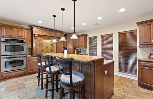 Lake Hamilton Casa | Luxury Lakefront | Heated Salt Pool, Dock & Kayaks | Home Theatre & EV Charger | Near Theme Parks