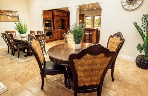 Lake Hamilton Casa | Luxury Lakefront | Heated Salt Pool, Dock & Kayaks | Home Theatre & EV Charger | Near Theme Parks