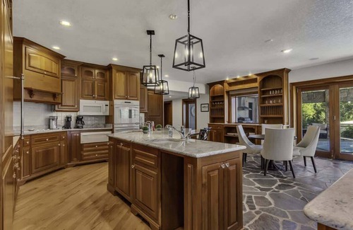 Blue Eye Casa | Boater/Golfer's Paradise! 9BR Lakefront Home, Pool