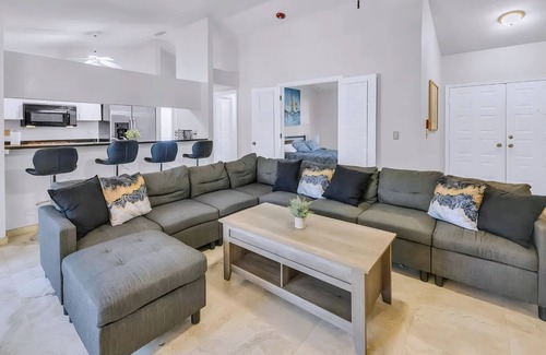Fruitville Casa | Luxury Lakefront Home w/ Enclosed Pool - Quiet and Peaceful - Sleeps 9