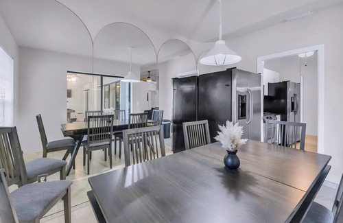 Fruitville Casa | Luxury Lakefront Home w/ Enclosed Pool - Quiet and Peaceful - Sleeps 9