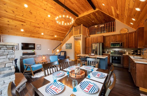 Treasure Lake Chalet De Esquí | Luxury Lakefront Oasis