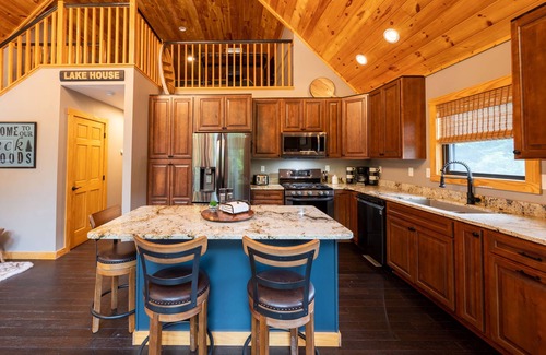 Treasure Lake Chalet De Esquí | Luxury Lakefront Oasis