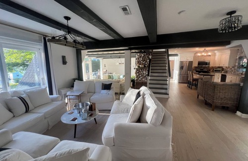 Union Hall Casa | Luxury Lakefront, Pontoon Boat available