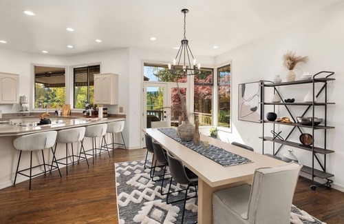 East Lake Hills Casa | Luxury Lakefront Retreat. #Bellevue #lakefront #vacation