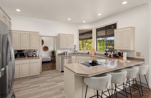 East Lake Hills Casa | Luxury Lakefront Retreat. #Bellevue #lakefront #vacation