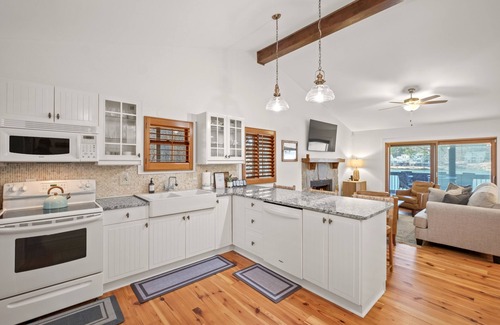 Waleska Casa | Luxury Lakefront Retreat with Hot Tub Arcade/Neighborhood Golf Course and Hiking