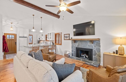 Waleska Casa | Luxury Lakefront Retreat with Hot Tub Arcade/Neighborhood Golf Course and Hiking