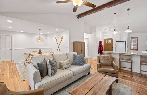 Waleska Casa | Luxury Lakefront Retreat with Hot Tub Arcade/Neighborhood Golf Course and Hiking