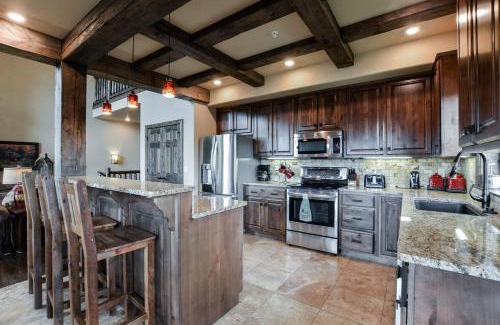 Indian Point Casa | Luxury Lakefront Villa 2Mi to Silver Dollar City POOL Theatre Room Kayaks