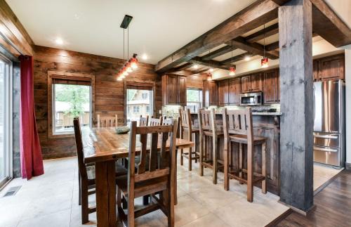 Indian Point Casa | Luxury Lakefront Villa HUGE POOL Kayaks 2Mi to Silver Dollar City