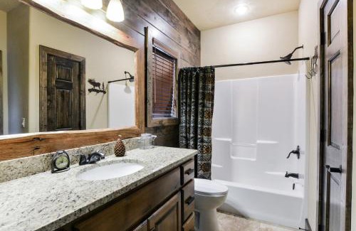 Indian Point Casa | Luxury Lakefront Villa HUGE POOL Kayaks 2Mi to Silver Dollar City