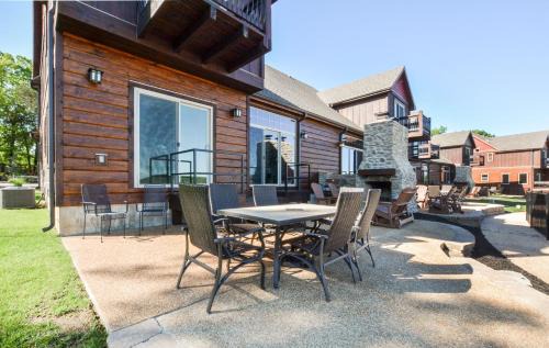 Indian Point Casa | Luxury Lakefront Villa MiniGolf HUGE POOL Kayaks 2Mi to SDC Dock