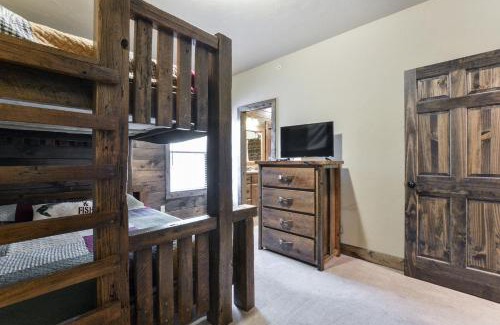Indian Point Casa | Luxury Lakefront Villa MiniGolf HUGE POOL Kayaks 2Mi to SDC Dock