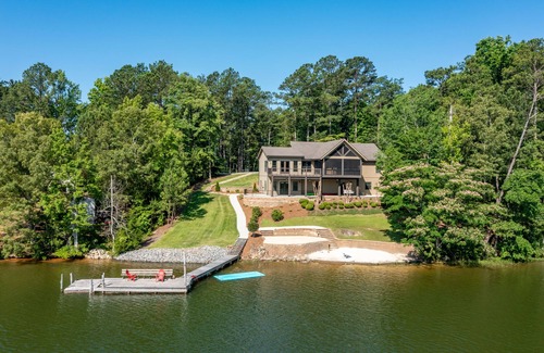 Jacksons' Gap Casa | Luxury Lakehouse! Sleeps 15, Pets Welcome!