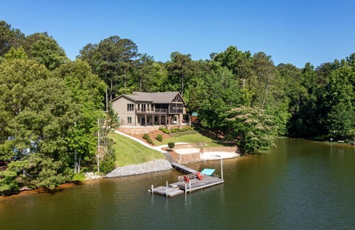 Jacksons' Gap Casa | Luxury Lakehouse! Sleeps 15, Pets Welcome!