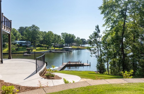 Jacksons' Gap Casa | Luxury Lakehouse! Sleeps 15, Pets Welcome!