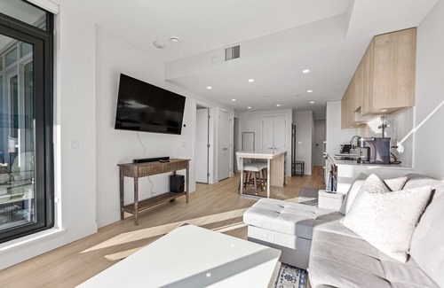 South Pandosy Apartamento | Luxury Lakeside Condo, resort-style amenities, boardwalk & beautiful beaches.