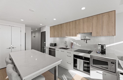 South Pandosy Apartamento | Luxury Lakeside Condo, resort-style amenities, boardwalk & beautiful beaches.