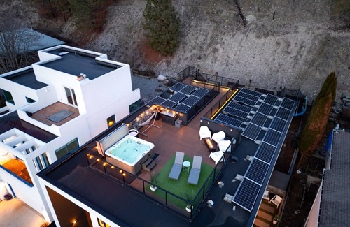 Central Okanagan Casa | Luxury Lakeside Home with Hot Tub & Buoy-Multi-Family Large Groups