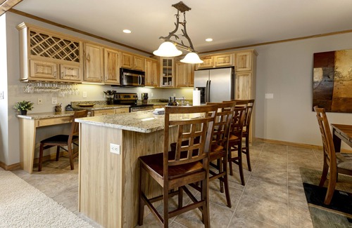 Arkdale Condominio | Luxury Lakeside living at Northern Bay Resort. Houses 13 with Exclusive BunkRoom