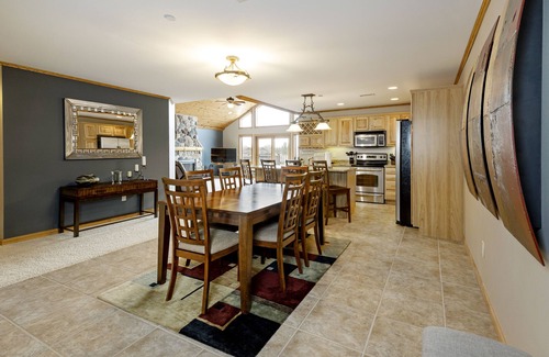 Arkdale Condominio | Luxury Lakeside living at Northern Bay Resort. Houses 13 with Exclusive BunkRoom